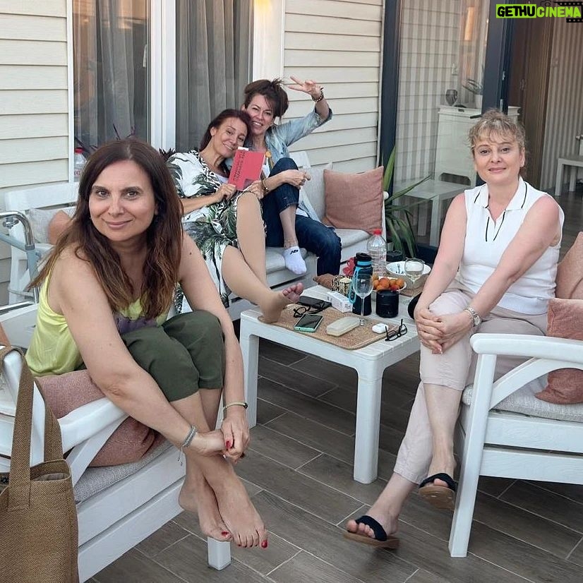 Goncagül Sunar - 2.6K Likes - Canlarımla çook tatlı bir akşam 💖💖💖@aysunmetiner @ipektuzcuoglu @eylemyildiz