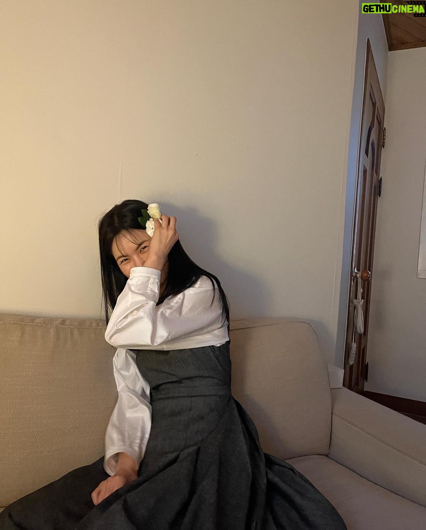 Gong Min-jeung Instagram - 2023 년 상반기 자알 보냈다🍏
