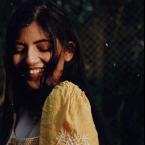 Gouri Agarwal Instagram - Finally fallen into "Gehraiyaaaaan" ✨❤
.
.
Video & Editing credits - @mohitpanwarofficial 🤗✨
.
.
#doobey #reels #instagram #instareels #trending #fashion #happy #twirl #sunshine #magical 💛❤