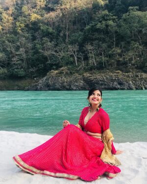 Gouri Agarwal Instagram - Our “Ganga Kinaare” is no less than any beach side😋
.
.
.
#ganga #gangakinare #rishikesh #wedding #destinationwedding #ethnic #allsmiles #serene #magical 🥰✨