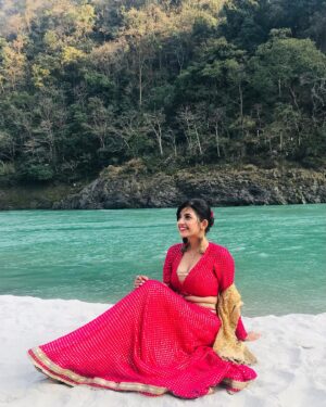 Gouri Agarwal Instagram - Our “Ganga Kinaare” is no less than any beach side😋
.
.
.
#ganga #gangakinare #rishikesh #wedding #destinationwedding #ethnic #allsmiles #serene #magical 🥰✨