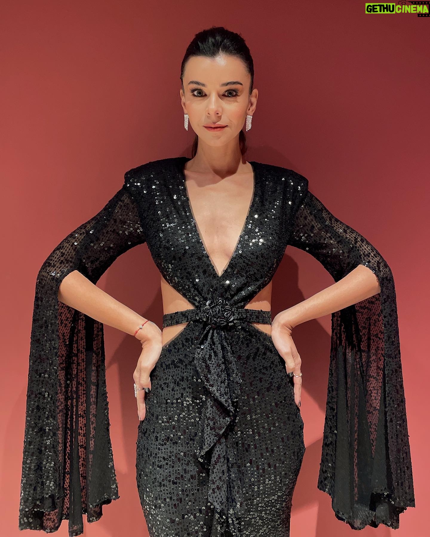 Gözde Duru - 0.9K Likes - Styling: @utkuerer
Dress: @alfabetaevening
Make up : @burakbaydag
Hair: @mustafakochair
@iscifilmfest #iscifilmlerifestivali #işçifilmlerifestivali