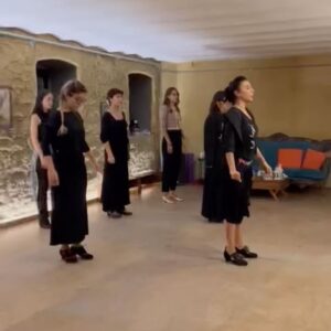Gözde Kocaoğlu Instagram - Flamenkoya yeni başladım. Uzun zamandır istediğim bişeydi. Bir türlü gidemiyordum. Gidersem , kendi isteğimi yaparsam çıkacak olan duygularla başedebilme gücüm yokmuş o zamanlar demek ki. Kendimi zorlamaya hazır olduğum an başladım. Biraz da ittim kendimi. Ama nasıl mutluyum orda.. ve nasıl da zorlanıyorum ! Beynim yanıyor, beynimizin iki lobunu aynı anda çalıştırıyoruz, ve gerçekten yanıyor:) ben 4 sene oyunculuk okudum ve çok sağlam hareket dersimiz vardı şahane bir @erdenksibel eğitiminden geçtim.. ona rağmen epey zorlanıyorum. bedenim beynim kulağım duygum hepsi aynı anda hazır olda olmalılar, ritim daha önce çalıştığım bildiğim tanık olduğum bi ritim değil, hepsine rağmen orda o anda oluyorum. Ve orda o anda olmaktan aşırı zevk alıyorum. Yeni yolaklar oluşurken zorlanmak normal. Kendim için kendime güzellik yapıyorum. Bunu en iyi ben yaparım bana. Bunu biliyorum. 
Ve dün dersin yarısından katılıp tüm eksikliklerimi oyuncuğumla kamufle etmişim. Gözlerim kapalı, kendimi tavra kaptırmışım.( @hicranakin ın yaparken aldığı tavrı aşkı kopyalamaya çalışıyorum aramızda kalsın;) biz dans ederken sağ beyinden sağ beyine aktarım oluversin o da boş durmasın dimi🤷🏻‍♀️
Nasıl da havalıyım ama
Sen bi de beni flamenko yaparken gör bebeyim😎🥂