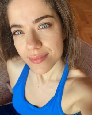 Gözde Kocaoğlu Instagram - Kendini tanımak bi sabah uyandığında acil çıkışın olabilir. Uyandın ve ne yapacağını bilemediğin bi senaryoda oksijen maskesi olarak eline bi liste verseler, “sana bunlar iyi geliyor” yazan. Ne iyi olurdu :) 
Öyle olmasa da kendini tanımak için adım adım ilerleyebilirsin. Mesela nasıl seviyorsun kahveyi? Hangi saat nerede kiminle içmeyi? Ya da sabah uyandığında ilk yapmak istediğin şey ne? Deneyebilirsin hepsini. Belki de otomatik pilottasın ve ezberlediğin şeylerle yaşıyorsun ömrünü. Ama ömür bu, ikincisi yok. Kendin için denesen, kendine küçük hediyeler sürprizler gibi. 
Kendine iyi gelen şeyleri bulduğunda hayat daha renkli daha güzel olacak, ama yok olmayacak olumsuzluklar. Sen onlarla nasıl başa çıkacağını ne yapsan kalbini beynini ruhunu dinlendirebileceğini bulacaksın. Sesini tanıyacaksın. Diyeceksin ki bu ses tonu bana bişeyler olduğunu söylüyor. Hani birinin sesinden anlarız ya bi durum olduğunu. Kendi sesimizden anlayıp, şöyle iki lafın belini kırabilirsin:) neyin var tatlı kız? Neye ihtiyacın var. Ha o mu okey ya:) 
Bu güzel pazar günü mesela minik bi seçenek sunsan kendine? Yürüyüş mü? Durup manzaraya bakmak mı? Hangisi senin sesin? 
Bi mum yakıp köşende kitap okumak mı?
En sevdiğin şarkıyı açıp bağıra bağıra söylerken dans etmek mi? 
Sormaya var mısın kendine;
Tanışalım mı tatlı kıs;)