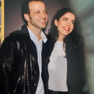 Gözde Kocaoğlu Instagram - Abicim, ciğerimin köşesi, büyürken bana şefkati, sevmeyi, ilgilenmeyi, görmeyi öğrettiğin için; daha sonraları da kapsamayı, yaşamayı, gülmeyi unutmamayı herşeyden önce biz varız demeyi ve hissettirmeyi unutturmadığın için sana binlerce teşekkür ederim. 
Daha dün yine “sahnede nasıl da devleşiyo bu adam” dedim seni izlerken. E ben seni izlerken hayran bakan küçük kardeşim hep işte. İlk kucağına aldığın gün gibi. İşte bu benim oyun arkadaşım dediğin an gibi. Sen de karanlıklarda elimi tutan güzel yürekli abim❤️ 
Şimdi bi de Mercan’ın dayişkosu💝
İyi ki varsın, hep ışığınla parla. 
İyi ki doğdun🤲🏼rabbişkoma teşekkürlerimi iletiyorum😍
Seni çok seviyorum canım kardeşim❤️❤️❤️🌹🌹🌹
