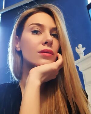 Gözde Mukavelat Instagram - 💙🧚‍♀️tövbe estağfuruljklşlkj hamlet pozu olmuş.Kolumdan şüphe ettim 🙈🤣