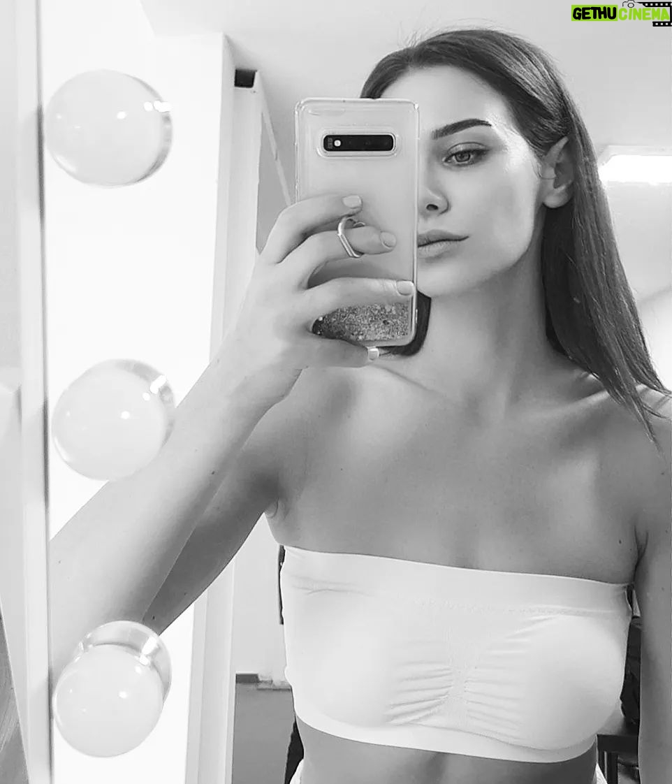 Gözde Mukavelat - 3 Likes - White lighting 🤍💫 #shooting #lorealprofessionnel