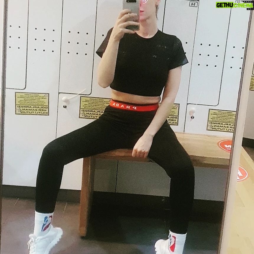 Gözde Mukavelat - 3 Likes - 🤸♀️ @prada @nba ❤💙🚀