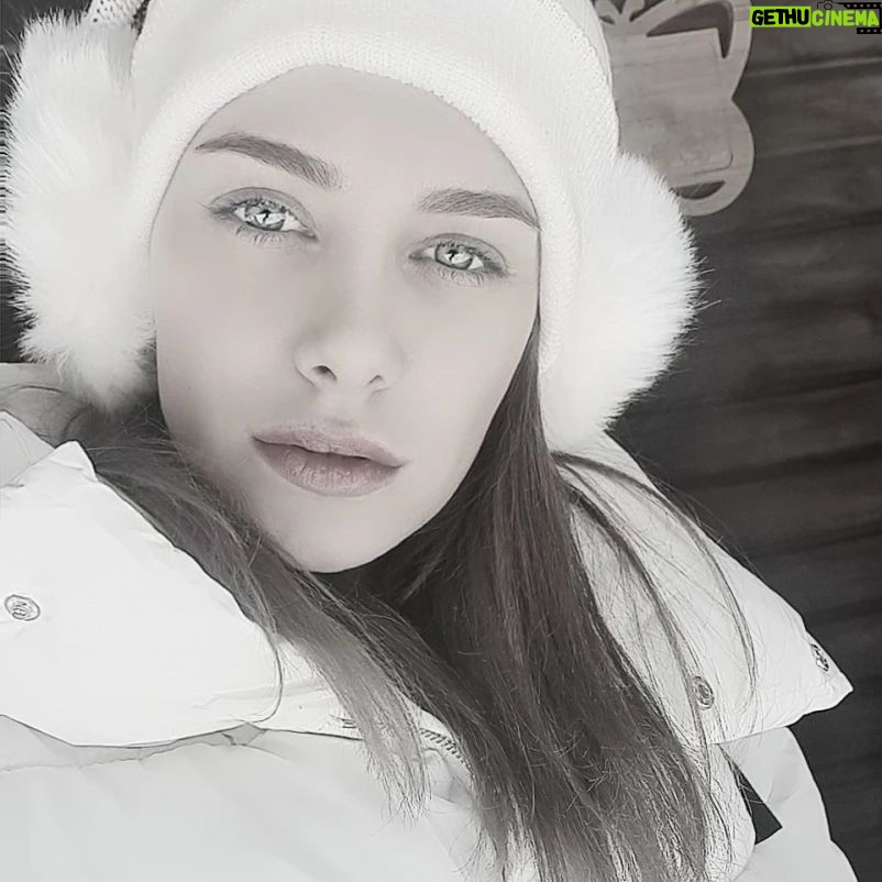 Gözde Mukavelat - 3 Likes - Cam göz 😁☃️🎿🎿💙