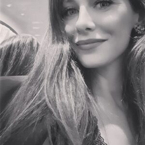 Gözde Mukavelat Instagram - #glissturkiye ✌ #schwarzkopf #yıkaçık ⭐
