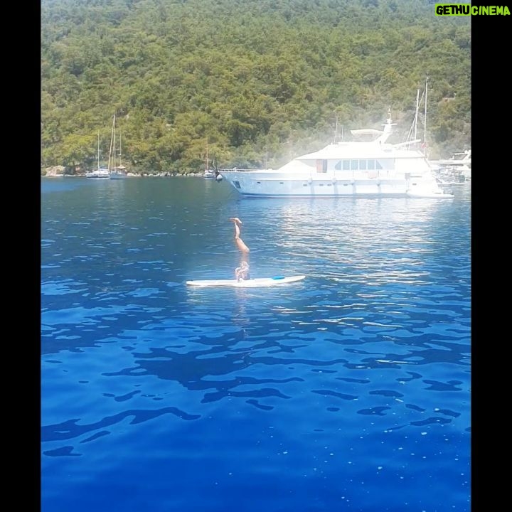 Gözde Mukavelat - 0.9K Likes - Düz durmuyo değilim, benim dünyaya bakış açım farklı 🙄💙🦋🙈😂 NOT:
Yalnız şu haraketi bu şekilde yapabilenlere büyük saygı duyarım 20. denememde falan anca bu kadar oldu 🙃 feci zor dalga da durmak.