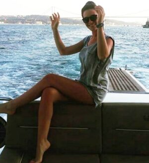 Gözde Mukavelat Instagram - Sevmek uzun kelime, derin deniz mavisi.💙🌊 Cemal Süreya