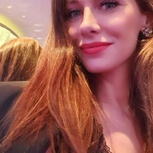 Gözde Mukavelat Instagram - #glissturkiye ✌ #schwarzkopf #yıkaçık ⭐