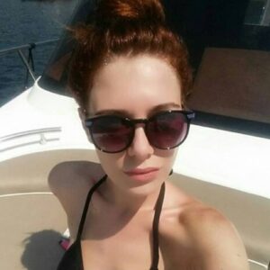Gözde Mukavelat Instagram - Cesaret seçtiklerin değil, vazgeçtiklerindir. Ve vazgeçmek her zaman yenilgi değildir. Bazen zafer budur hatta kurtuluştur.✔