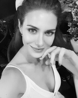 Gözde Mukavelat Instagram - Aldığın her nefesi fırsat bil, ot değilsin, bir daha bitmezsin. Zaman çabuk geçer, kıymetini bil.
