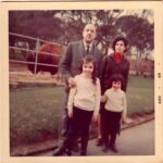 Grace Gianoukas Instagram - Meu pai Dimas, minha mãe Noca, minha irmã Cynthia, eu e o Bisão no zoológico de Montevideo, agosto de 1968. #tbt