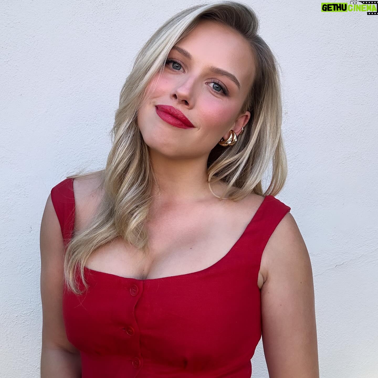 Gracie Dzienny Instagram - Painting the town red with @reformation 💋