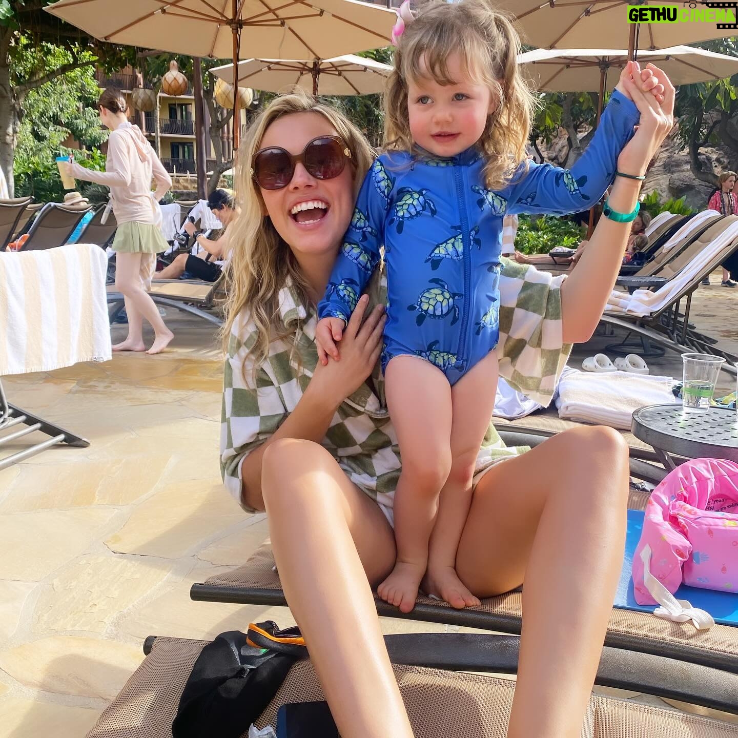 Gracie Dzienny Instagram - Hawaii holiday! 🌺