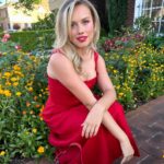 Gracie Dzienny Instagram - Painting the town red with @reformation 💋
