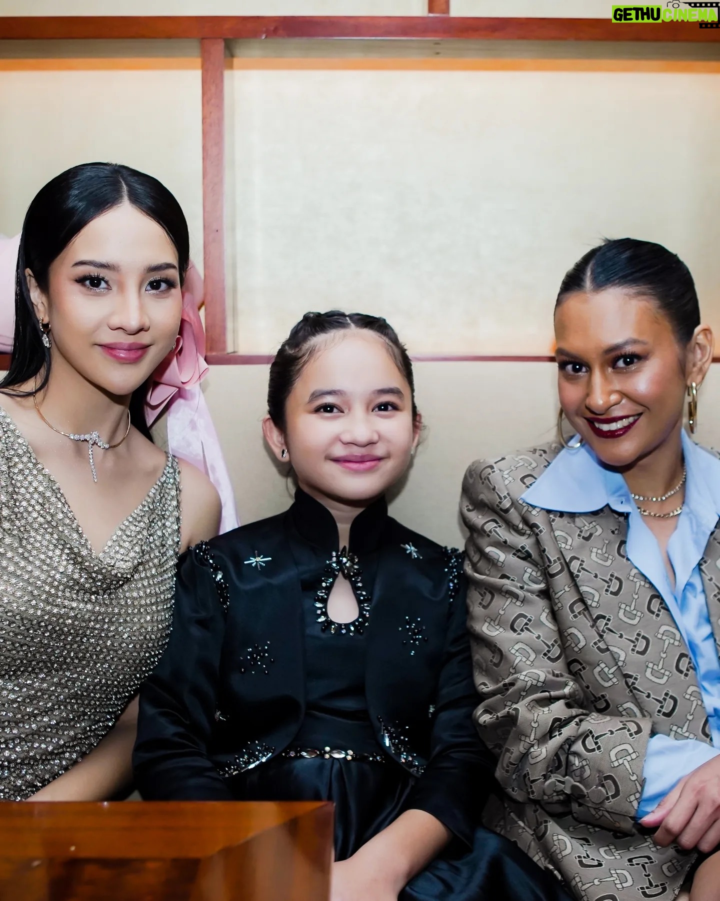 Graciella Abigail Instagram - Kalo kamu jadi Raya, kamu mau pilih tinggal bareng mamim atau mamim2an atau calon mamim2an? Kok ya banyak bgt mamim nya ya 🙈 . Terima kasih untuk 1juta penonton #LayanganPutusTheMovie 🪁🎉🥳 Siapa yg belum nonton nih 😁