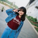 Graciella Abigail Instagram - Foto terakhir pake jaket imoedz sebelum ketinggalan & akhirnya hilang 🥲 . #Dilan1983WoAiNi BESOK tayang gaes!!! . 📸 Om @armanfebryan ✨