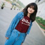 Graciella Abigail Instagram - Foto terakhir pake jaket imoedz sebelum ketinggalan & akhirnya hilang 🥲 . #Dilan1983WoAiNi BESOK tayang gaes!!! . 📸 Om @armanfebryan ✨