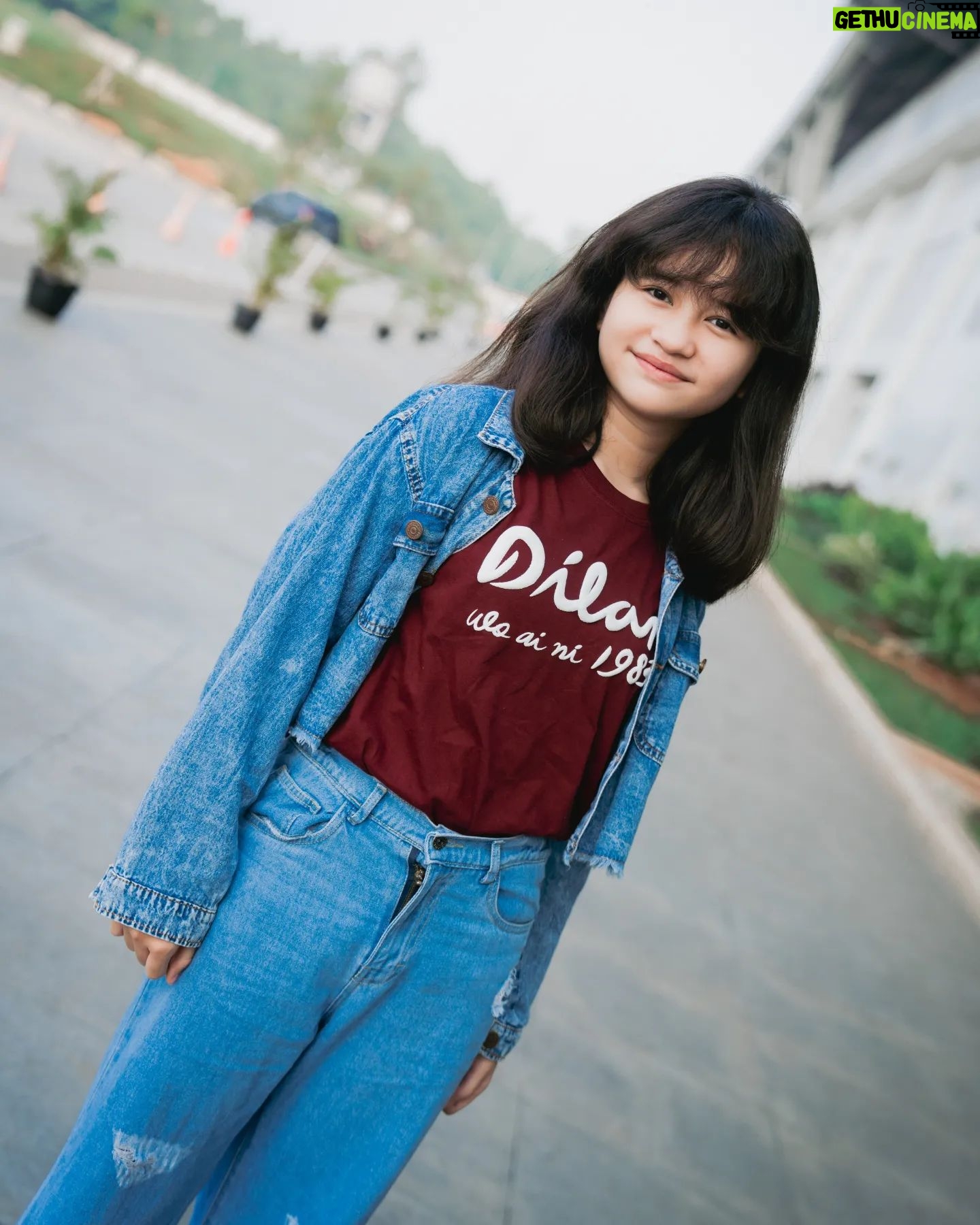 Graciella Abigail Instagram - Foto terakhir pake jaket imoedz sebelum ketinggalan & akhirnya hilang 🥲 . #Dilan1983WoAiNi BESOK tayang gaes!!! . 📸 Om @armanfebryan ✨