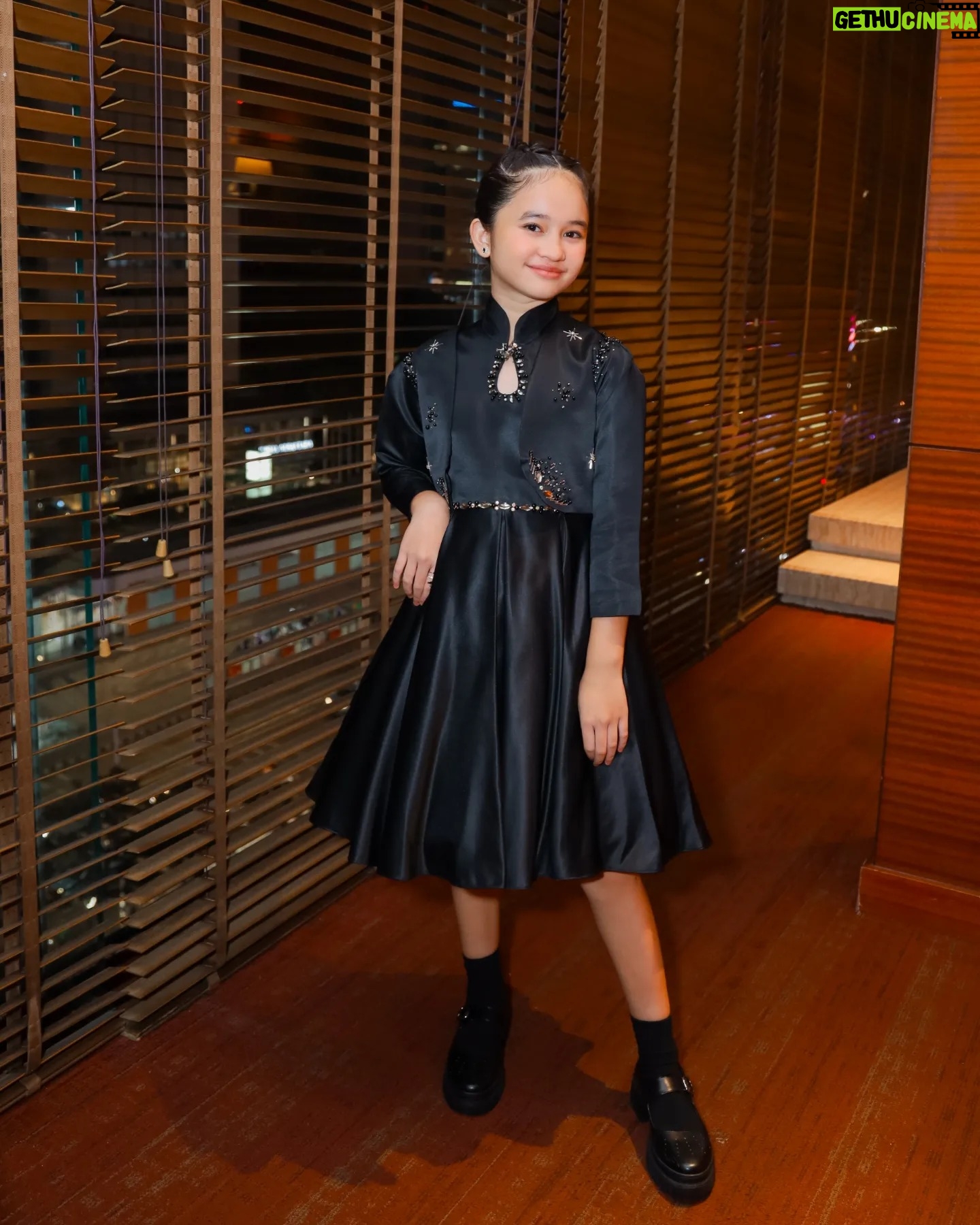 Graciella Abigail Instagram - R A Y A 💗💗 Percaya ga sih klo ide outfit untuk premiere #LayanganPutusTheMovie kemarin tuh Grace pilih sendiri model dress nya? Klo range 1-10, kalian kasih nilai brp utk pilihan Grace? Scr ide mama nya akhir2 ini keseringan nya direject, termasuk ky mau bikin caption ini aja mama nya mikir berat, pasti diprotes anaknya. Mari kita coba posting 🤪