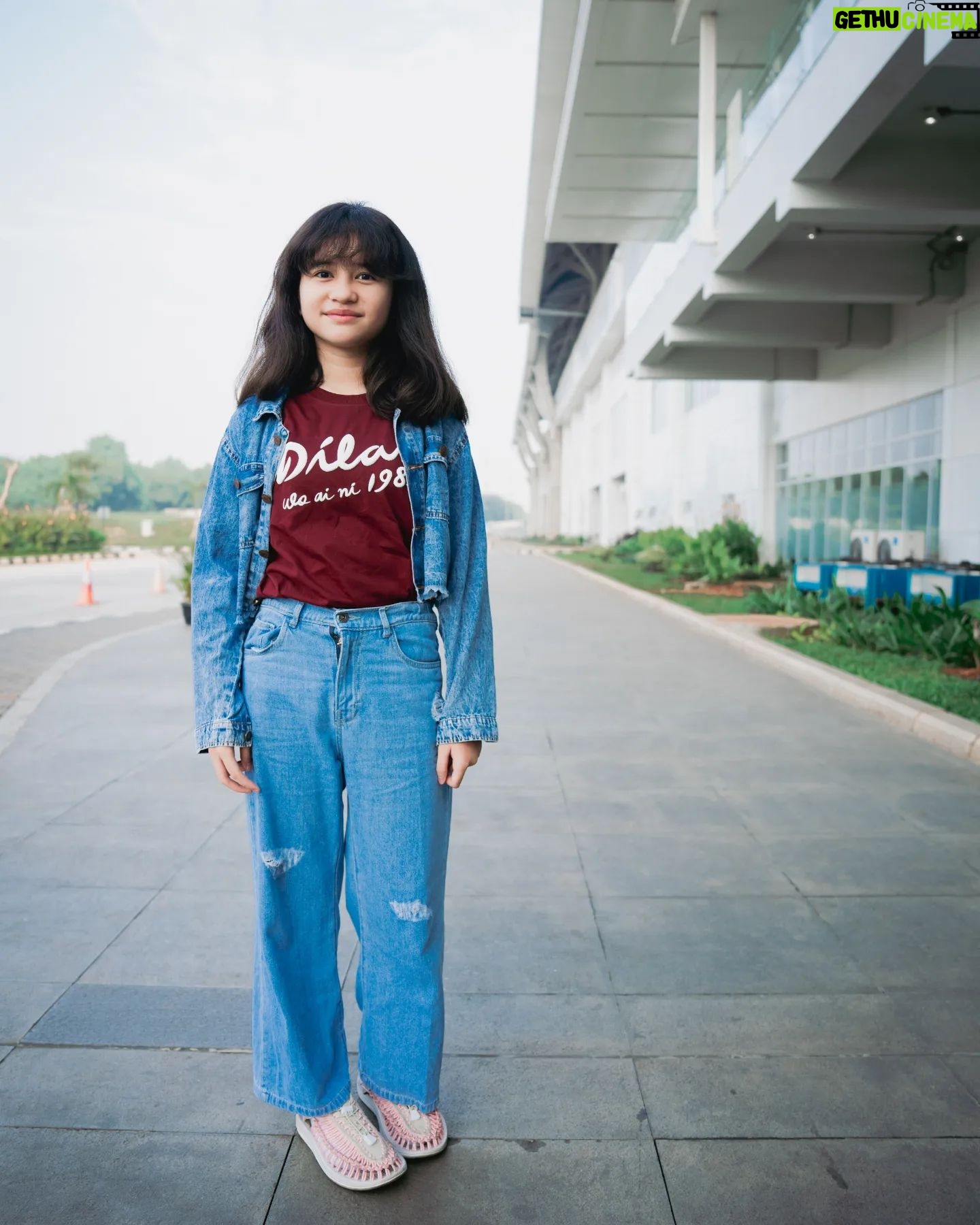 Graciella Abigail Instagram - Foto terakhir pake jaket imoedz sebelum ketinggalan & akhirnya hilang 🥲 . #Dilan1983WoAiNi BESOK tayang gaes!!! . 📸 Om @armanfebryan ✨