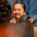Graciella Abigail Instagram – R A Y A 💗💗
Percaya ga sih klo ide outfit untuk premiere #LayanganPutusTheMovie kemarin tuh Grace pilih sendiri model dress nya? 
Klo range 1-10, kalian kasih nilai brp utk pilihan Grace? Scr ide mama nya akhir2 ini keseringan nya direject, termasuk ky mau bikin caption ini aja mama nya mikir berat, pasti diprotes anaknya. Mari kita coba posting 🤪