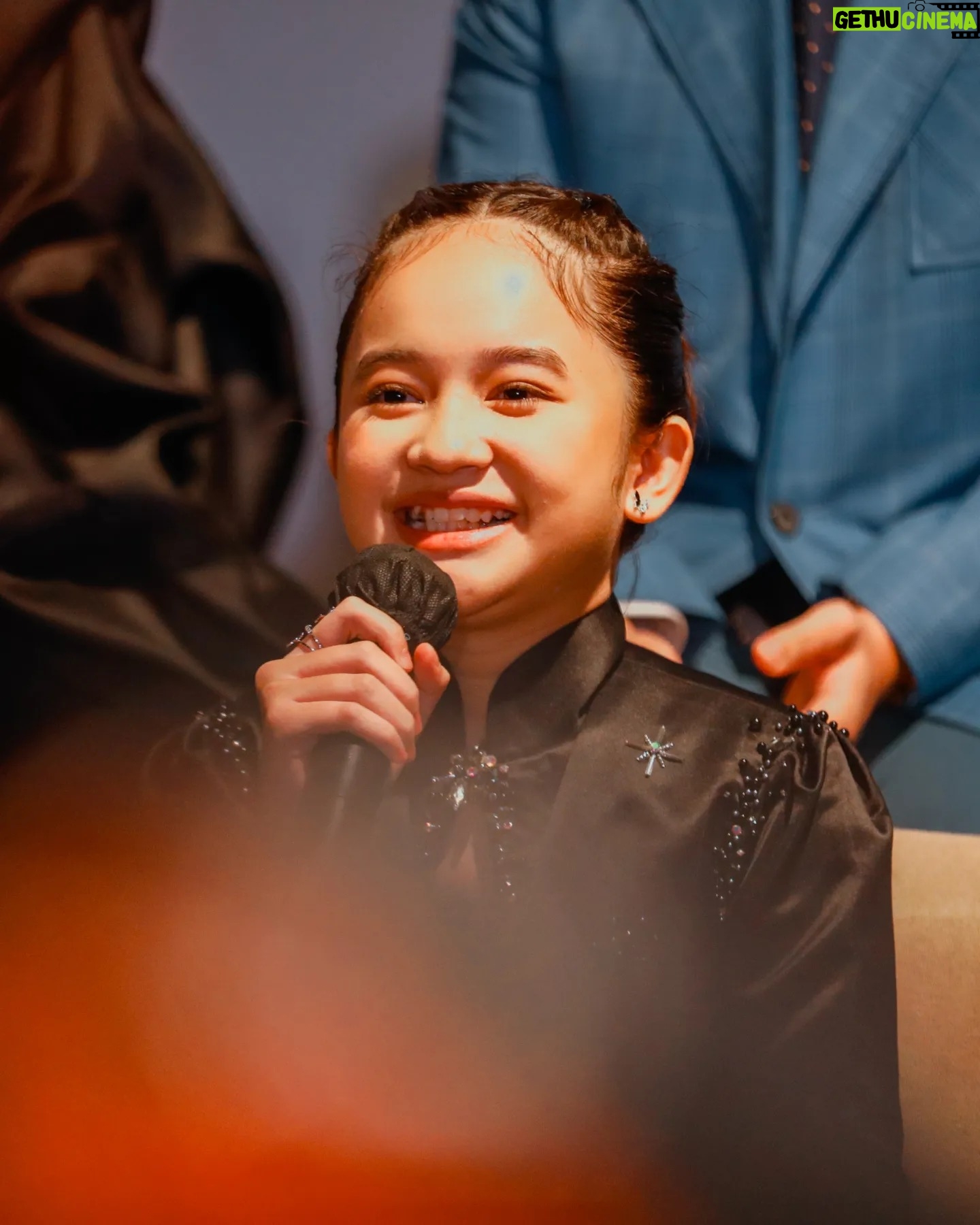 Graciella Abigail Instagram - R A Y A 💗💗 Percaya ga sih klo ide outfit untuk premiere #LayanganPutusTheMovie kemarin tuh Grace pilih sendiri model dress nya? Klo range 1-10, kalian kasih nilai brp utk pilihan Grace? Scr ide mama nya akhir2 ini keseringan nya direject, termasuk ky mau bikin caption ini aja mama nya mikir berat, pasti diprotes anaknya. Mari kita coba posting 🤪