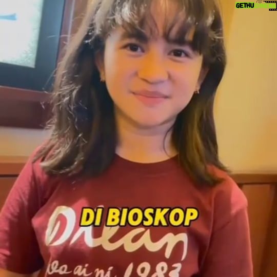 Graciella Abigail Instagram - Kalau kalian pengen challenge siapa? tag dan mention orangnya di kolom komentar yaa kita nyanyi dan dance Ku makan Ku Dimakan sebelum nonton Film #𝐃𝐈𝐋𝐀𝐍𝟏𝟗𝟖𝟑𝐖𝐎𝐀𝐈𝐍𝐈 💛 Tayang 𝟏𝟑 𝐉𝐔𝐍𝐈 𝐃𝐈 𝐁𝐈𝐎𝐒𝐊𝐎𝐏! 🎬 @adhiyat7 @maleaemma @asheladz @muzakki.ramdhan @keanuazka08 @cleo_hn115 @shaniadiva.idolacilik @ferdy_fas @zayyansakha @sulthanhamonangan @graciellaabigail @annisahertami @quentin_stanislavski_kusnandar @bucek @irawbw @daanaria @queen.lubiss @pidibaiq @fajarbustomi @er1ca @aphang_alimsudio #Dilan1983WoAiNi 13 Juni di Bioskop #KuMakanDimakan #dilan