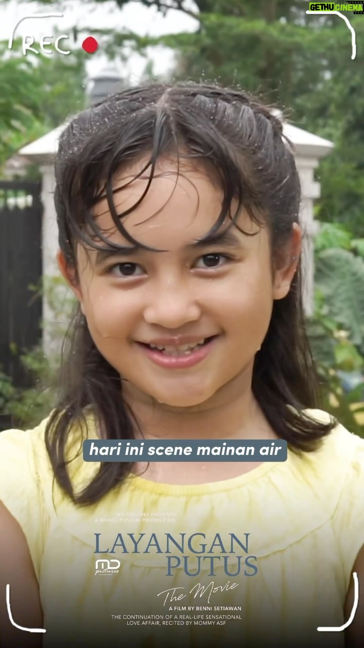 Graciella Abigail Instagram - Welcome to Raya’s Vlog!!! ⭐️🎥 Raya, Mamim, Mbok Atun, & Mbak Lastri main basah-basahan. 💦 Tunggu Layangan Putus The Movie tayang 21 Desember 2023 di bioskop! 🪁 #LayanganPutusTheMovie #LayanganPutus #MDEntertainment #MDPictures