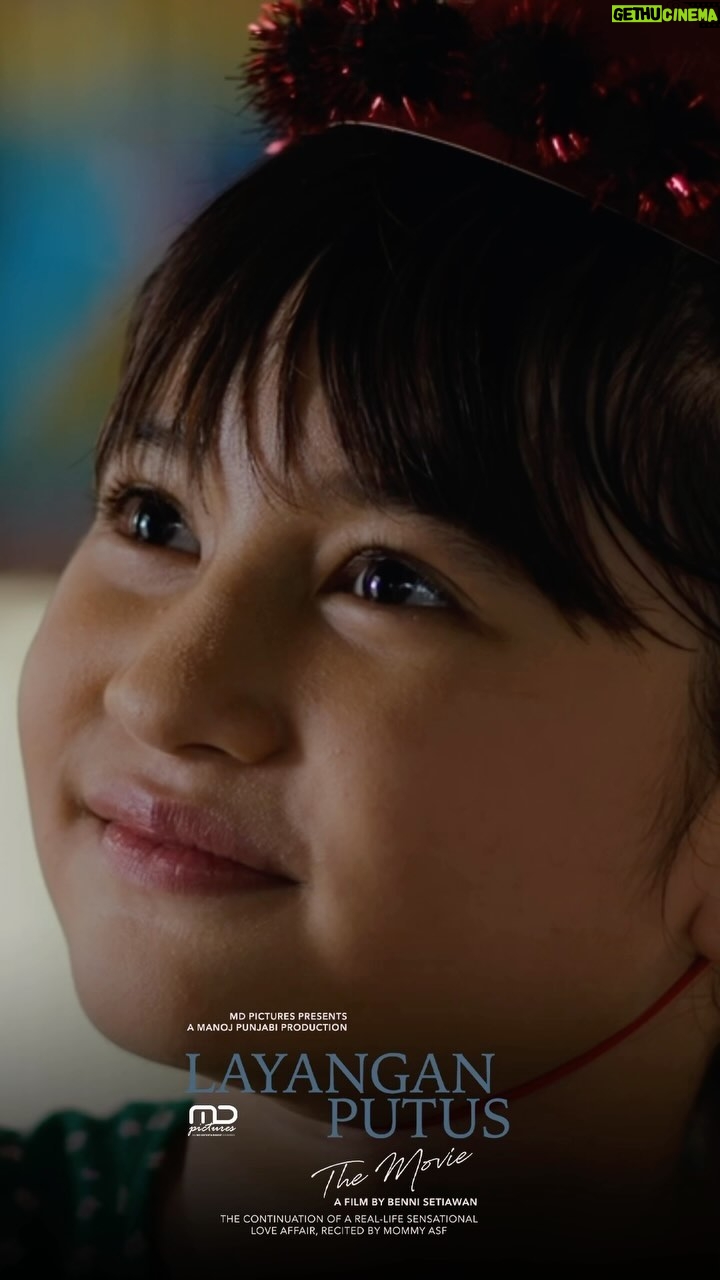 Graciella Abigail Instagram - Rasanya mau... A. PELUK RAYA 😭 B. Marah sama Aris & Lydia 😡 Kurang dari sebulan, kamu bisa nonton Layangan Putus The Movie di bioskop. Dijamin emosi, mewek, dan geregetan sekaligus! Catat ya, mulai 21 Desember 2023 di bioskop. 🪁 #LayanganPutus #LayanganPutusTheMovie #MDEntertainment #MDPictures
