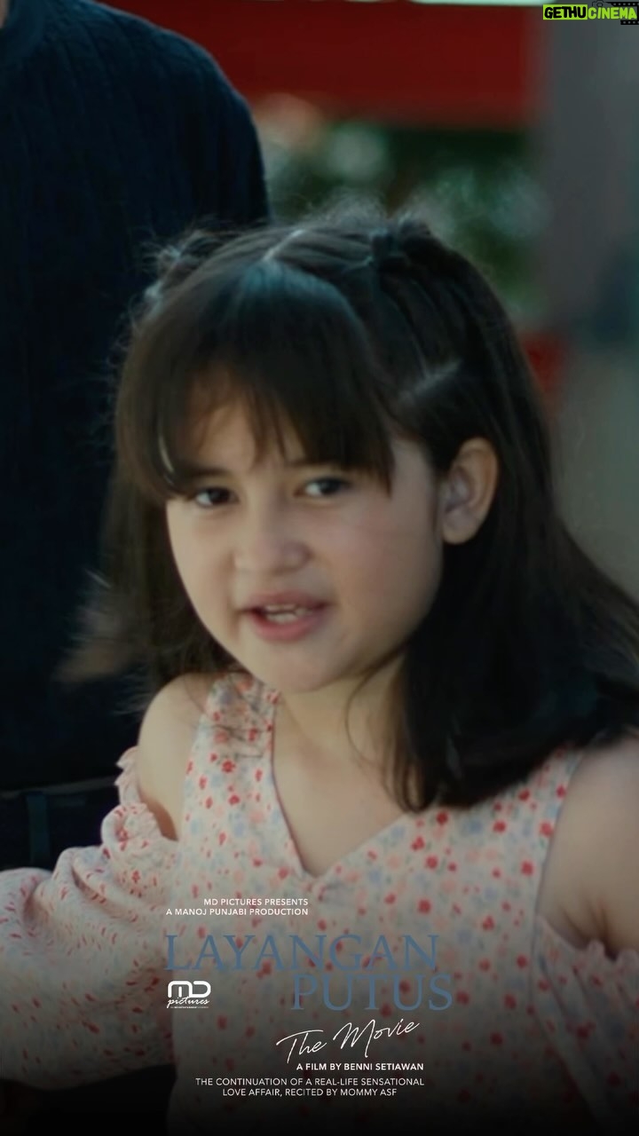 Graciella Abigail Instagram - “Kakak mau bertiga, masih bisa nggak?” AAAAAAA RASANYA PENGEN PELUK RAYA… 🥹 Ayo sedih bareng Raya di Layangan Putus The Movie mulai 21 Desember 2023 di bioskop! #LayanganPutus #LayanganPutusTheMovie #MDEntertainment #MDPictures
