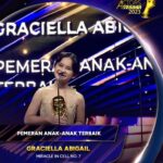 Graciella Abigail Instagram – Praise the Lord.. Pertama kali naik podium dapat piala 😁✨
Pasangan terbaik bareng bapak Dodo , Anak terbaik dan Ansambel terbaik @imaawards #IMMA2023 for #miracleincellno7 . Thank you to all team & judges for the appreciation ✨
.
Thank you to all family @falconpictures_ , ibu @er1ca , pak @hbnaveen , om Hanung @hanungbramantyo , alm. Om Nova, babeh Agus, om-om napi and all cast & crew #miracleincellno7 kesayangan ika semua ❤️✨
.
Terima kasih sudah selalu support Ika from that beginning sampai bisa dapat piala ini 😁🥰✨ We did it 🎉🥳
.
Terima kasih juga utk semua yg selalu dukung Grace, kakak2 #graciers @graciers.ofc @graciers_id , lope sekebon semuanya 🥰🌹