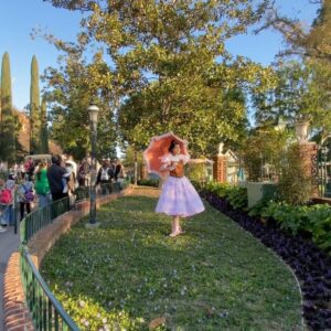 Greer Grammer Instagram - UM HI ITS OFFICIALLY ‘Halfway to Halloween’ and there is NO place I’d rather celebrate than at the haunted mansion 👻🎃

We all know how much I *LOVE* the holidays so when @disneyparks gave me the chance to celebrate in SPRING I couldn’t help but SCREAM! 

(ps don’t even get me started on how starstruck I was to see the right rope girl!!! 😍)

(pss there’s actually nothing spookier than riding this ride with no one else on it 😬) 

#halfwaytohalloween #hostedbydisney
