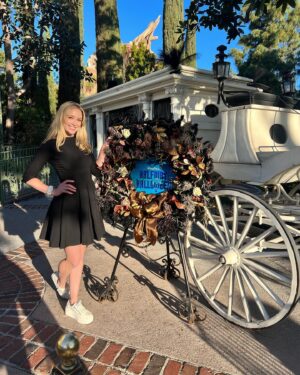 Greer Grammer Instagram - UM HI ITS OFFICIALLY ‘Halfway to Halloween’ and there is NO place I’d rather celebrate than at the haunted mansion 👻🎃

We all know how much I *LOVE* the holidays so when @disneyparks gave me the chance to celebrate in SPRING I couldn’t help but SCREAM! 

(ps don’t even get me started on how starstruck I was to see the right rope girl!!! 😍)

(pss there’s actually nothing spookier than riding this ride with no one else on it 😬) 

#halfwaytohalloween #hostedbydisney
