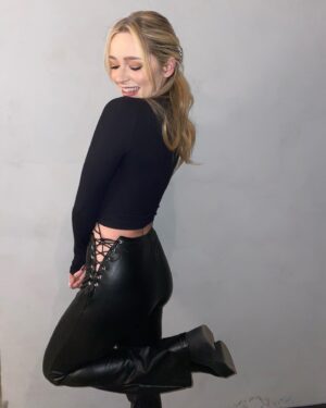 Greer Grammer Instagram - “you guys were in the bathroom for like 1000 years, what were you doing?!” —> what we were doing ⁣⁣⁣⁣
⁣⁣⁣⁣
find friends like @essysounds that force you to do a photo shoot in the bathroom bc they think you look cute 🙈 ⁣⁣⁣
⁣⁣
(swipe to last slide to hear her hype me up 🥹🥰)