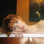 Greta Fernández Instagram - hemos pasado muchas horas estiradas en la bañera y en el sueño. también hemos paseado y hemos escrito relatos que hemos leído en voz alta. hemos probado los mejillones y navajas del pueblo y por la noche el vino tinto y sus paseos. Y hemos vuelto con ganas de volver a irnos. y todo ha sucedido aquí @labiondabegur 💕 contigo @elenamartingimeno qué suerte :)