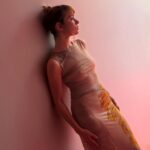 Greta Fernández Instagram - hoy me han dado un premio bonito 🤍 gracias @mujerhoy :) y gracias a mis mujeres @mesalafilms y a la mujer más bella por acompañarme @laracostanetto 🤍 y gracias siempre @palomawool styled by @marcforne assisted by @gabrielaalvaradosandoval 💔 muah @raquelcostales_ @chanel.beauty