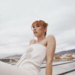 Greta Fernández Instagram - Gracias @mujerhoy por esta portada preciosa y a todo el equipo que la acompaña 🌹 Fotografía: @nuagali Estilismo: @miriamarruga maquillaje: @raquelcostales_