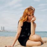 Greta Fernández Instagram - Gracias @mujerhoy por esta portada preciosa y a todo el equipo que la acompaña 🌹 Fotografía: @nuagali Estilismo: @miriamarruga maquillaje: @raquelcostales_