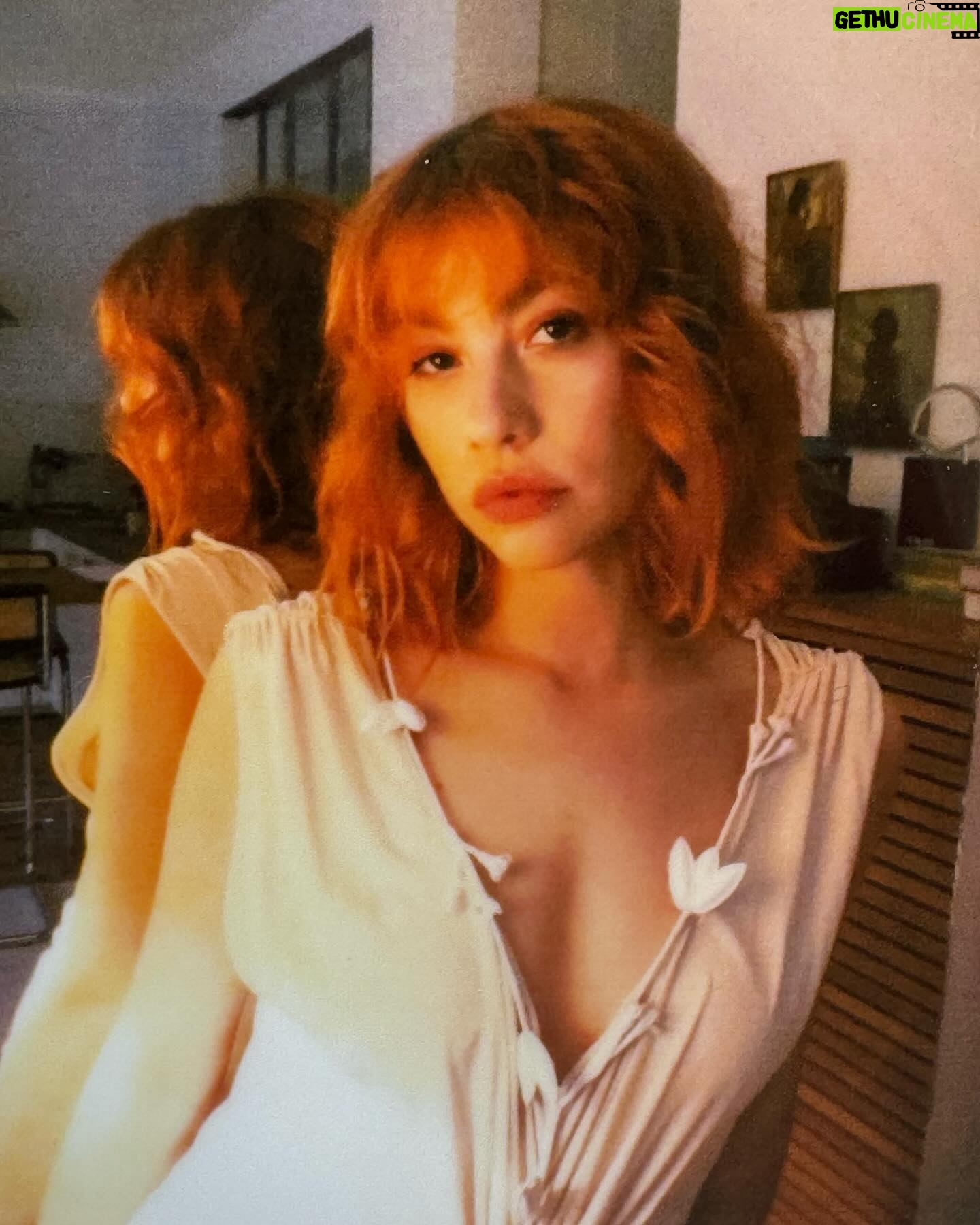 Greta Fernández Instagram - el labio rosado por el beso y la mañana. y las ganas.