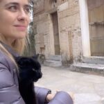 Greta Scarano Instagram – Mentre coccolo gattini randagi vi auguro un meraviglioso 2024 💕🐱💕☮️💕☮️💕🐱