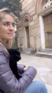 Greta Scarano Instagram - Mentre coccolo gattini randagi vi auguro un meraviglioso 2024 💕🐱💕☮️💕☮️💕🐱