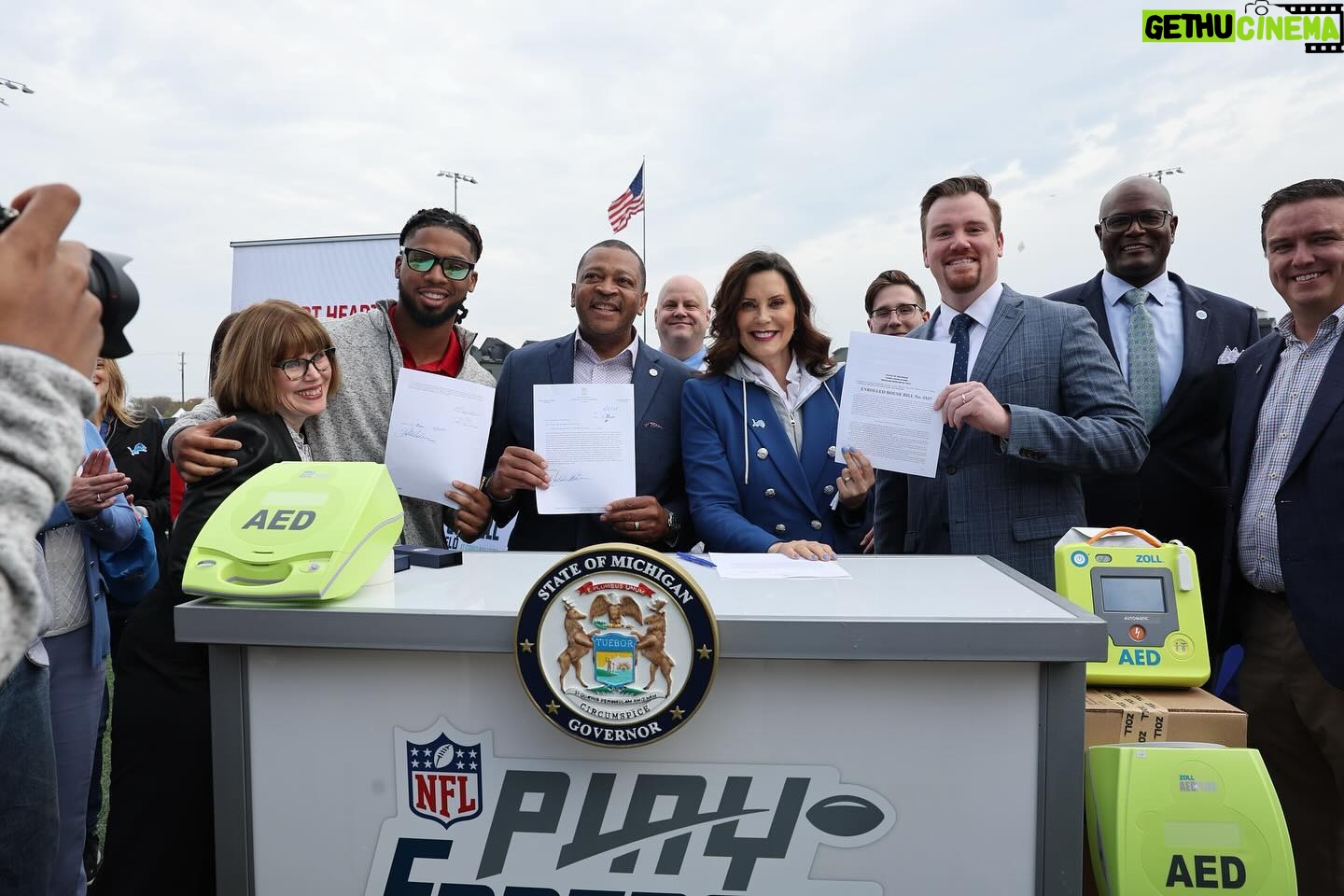 Gretchen Whitmer Instagram - We’re taking action to keep kids safe while playing sports.
Thank you @d.ham3 for being here and using your own experience to advocate for more on-field safety. Your work is driving policy at the national level, and I’m proud that we are doing our part here in Michigan.