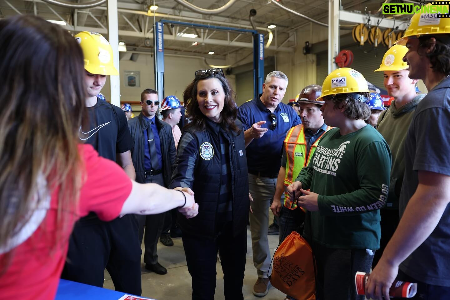 Gretchen Whitmer Instagram - Today, I got to join some of the young builders and shakers who will help us create the future. Watching these students in action as they roll up their sleeves to get the work done is nothing short of inspiring. It’s young people like these who will shape Michigan’s future.