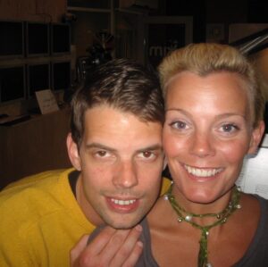Gry Forssell Instagram - Jag fyller 18år idag! 📻❤️
18år med morgonradio på Mix Megapol och SÅ många minnen, möten, skratt och erfarenheter. Och bilder, tydligen. 😄Tack alla ni som lyssnar eller någonsin har lyssnat och alla ni underbara som hänger med oss på morgnarna och tack till alla fantastiska vänner jag har har på eller från radion. Ni är bäst. ❤️ @gryforssellmedvanner @mixmegapol