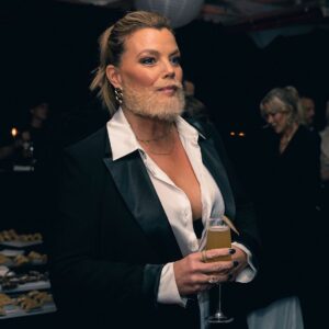 Gry Forssell Instagram - En hatar ju inte episka fester. Funderar dessutom på att skaffa helskägg. Alltid. 🧔🏼‍♂️
